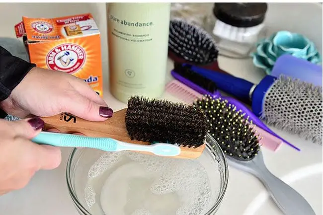 clean hairbrush with baking soda