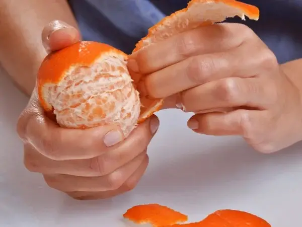 peeling oranges