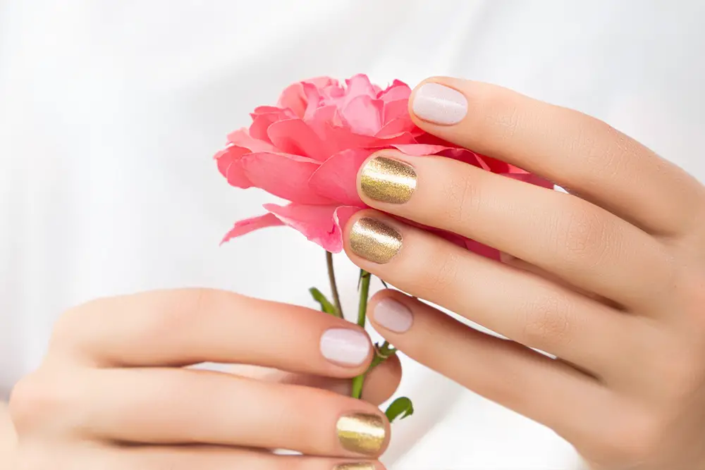 nail designs featuring gold and white